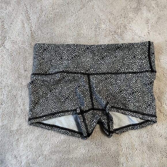 lululemon athletica Pants - EUC Lululemon Black and White Boogie Short